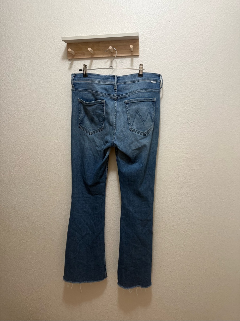 MOTHER The Weekender Fray Jeans Size 32 Medium Blue Wash Raw Hem Flare - Picture 4 of 8